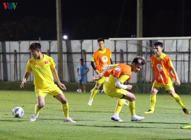 chum anh: u23 viet nam hao hung tap luyen, thay park "chi bai" quang hai hinh 6