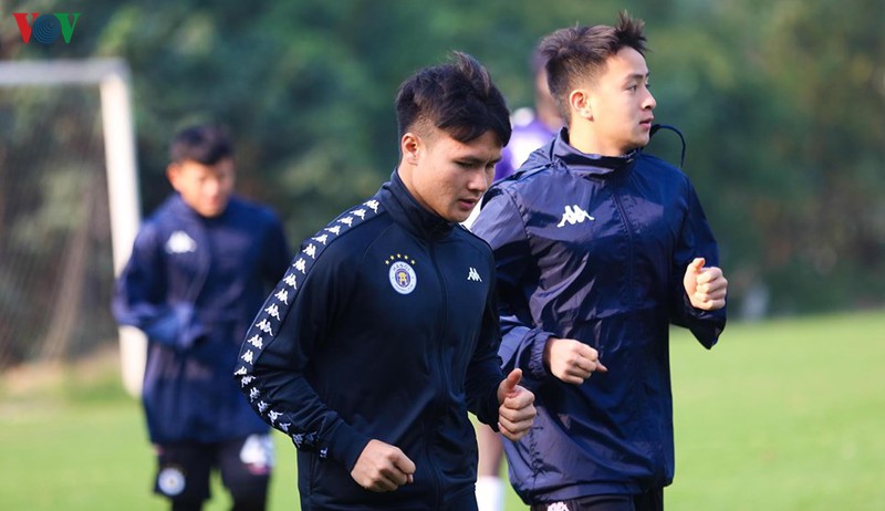 can canh: buoi tap khai xuan cua quang hai, dinh trong va ha noi fc hinh 11