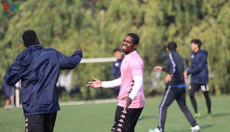 can canh: buoi tap khai xuan cua quang hai, dinh trong va ha noi fc hinh 14
