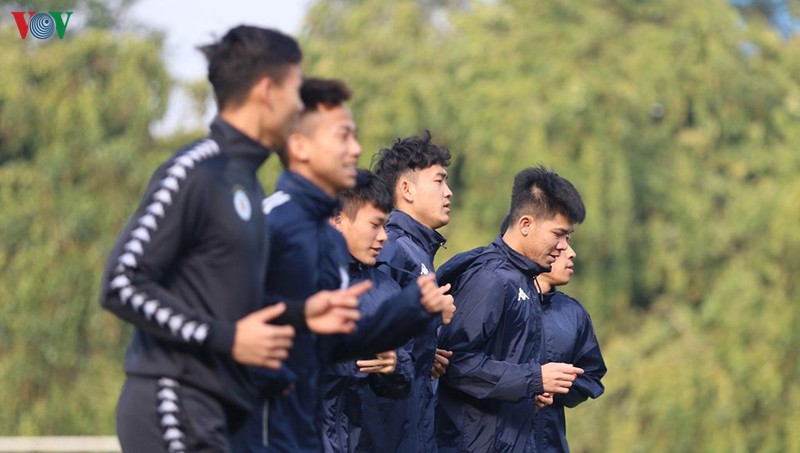 can canh: buoi tap khai xuan cua quang hai, dinh trong va ha noi fc hinh 15
