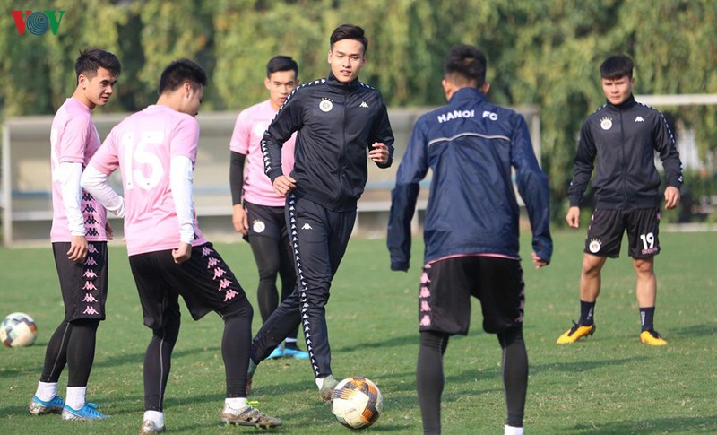 can canh: buoi tap khai xuan cua quang hai, dinh trong va ha noi fc hinh 16
