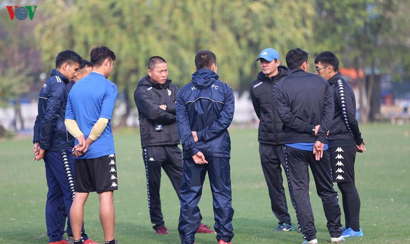 can canh: buoi tap khai xuan cua quang hai, dinh trong va ha noi fc hinh 9
