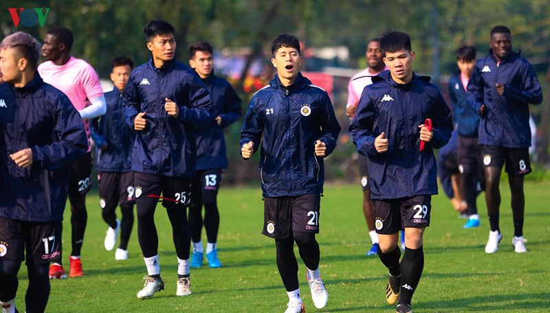 can canh: buoi tap khai xuan cua quang hai, dinh trong va ha noi fc hinh 1