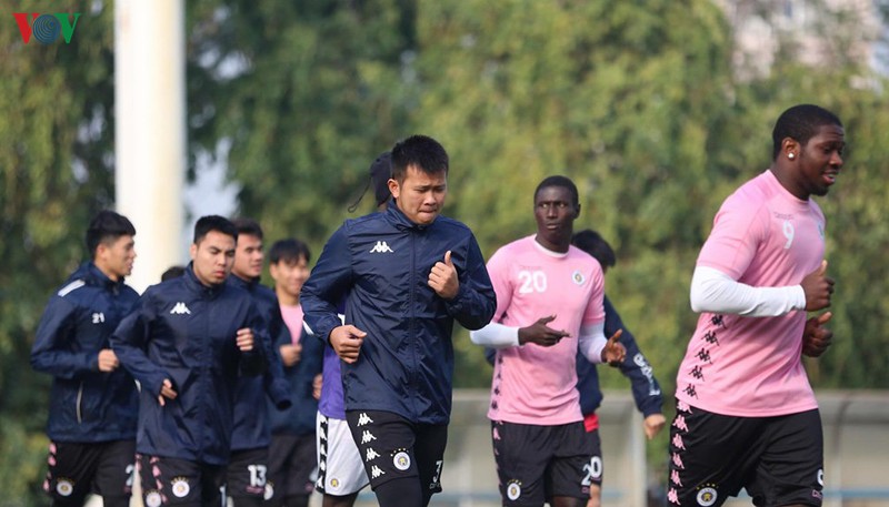 can canh: buoi tap khai xuan cua quang hai, dinh trong va ha noi fc hinh 2