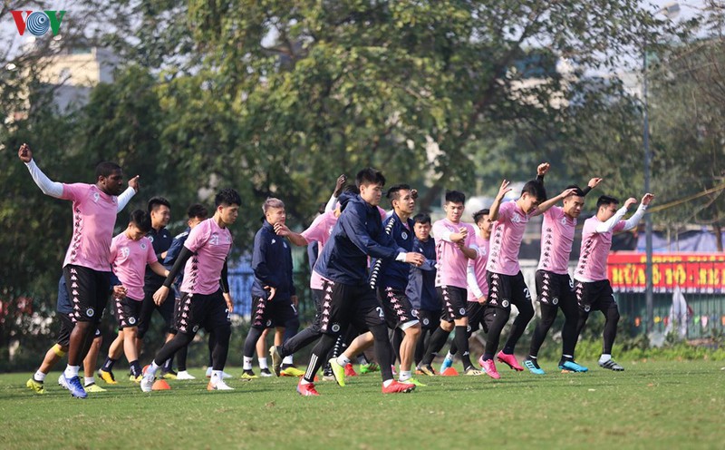 can canh: buoi tap khai xuan cua quang hai, dinh trong va ha noi fc hinh 3