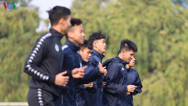 can canh: buoi tap khai xuan cua quang hai, dinh trong va ha noi fc hinh 4