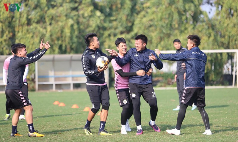 can canh: buoi tap khai xuan cua quang hai, dinh trong va ha noi fc hinh 5