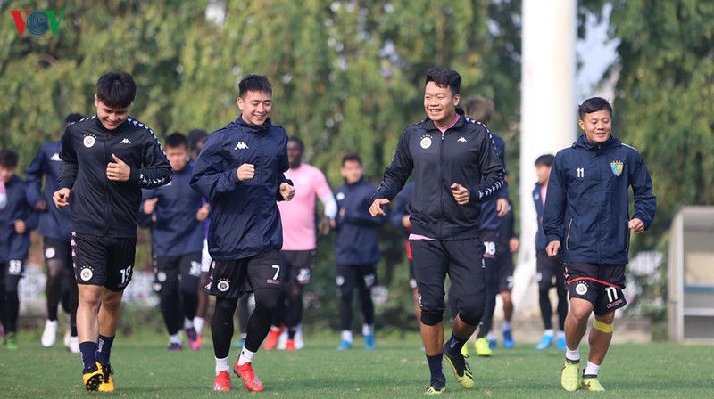 can canh: buoi tap khai xuan cua quang hai, dinh trong va ha noi fc hinh 6