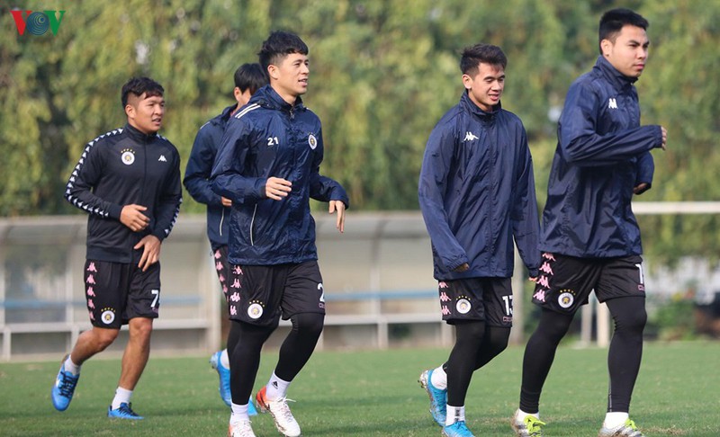 can canh: buoi tap khai xuan cua quang hai, dinh trong va ha noi fc hinh 7