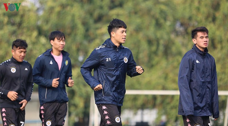 can canh: buoi tap khai xuan cua quang hai, dinh trong va ha noi fc hinh 10