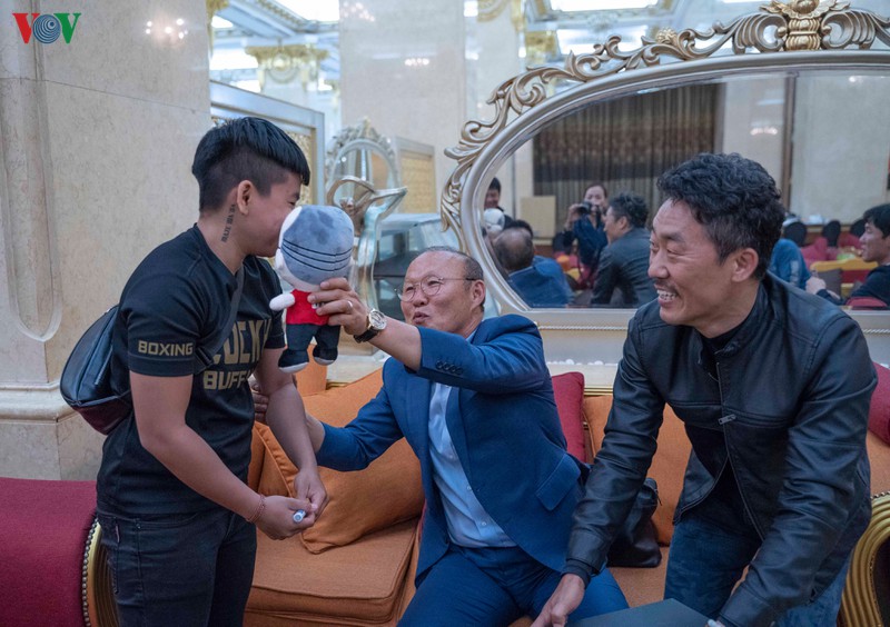 hlv park hang seo "li xi" cho hai vo si boxing lo cocky buffalo hinh 1