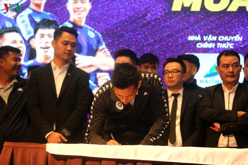 van quyet noi gi sau khi ky hop dong "tron doi" voi ha noi fc? hinh 2