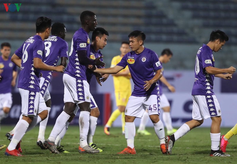 fifa yeu cau cau thu giam luong, phan ung cac clb o v-league ra sao? hinh 3