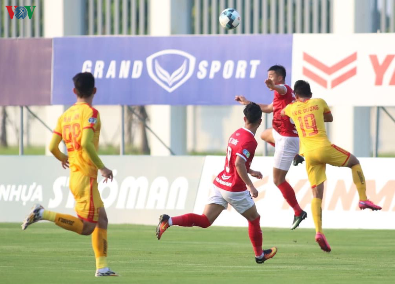 toan canh: pho hien guc nga phut cuoi truoc thanh hoa fc tren san nha hinh 8