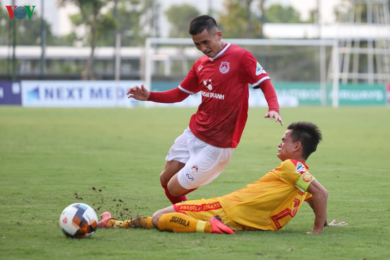 toan canh: pho hien guc nga phut cuoi truoc thanh hoa fc tren san nha hinh 4