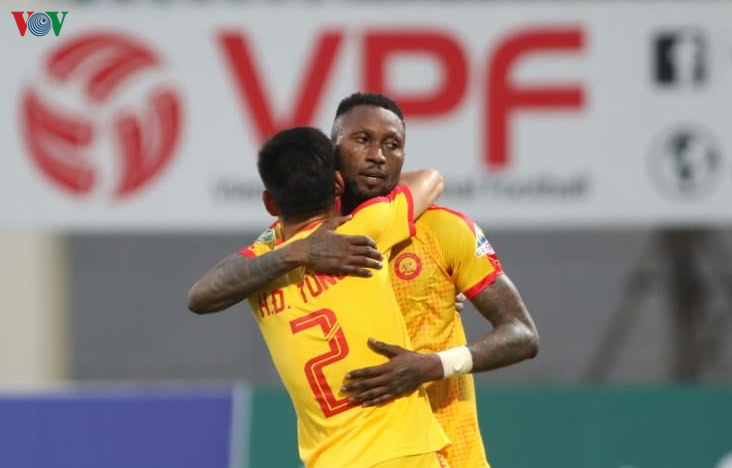 toan canh: pho hien guc nga phut cuoi truoc thanh hoa fc tren san nha hinh 9