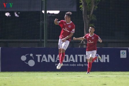 toan canh: pho hien guc nga phut cuoi truoc thanh hoa fc tren san nha hinh 10