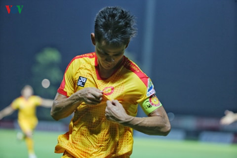 toan canh: pho hien guc nga phut cuoi truoc thanh hoa fc tren san nha hinh 11
