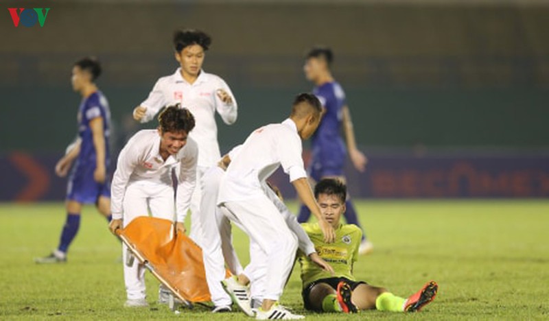 chan thuong nua doi hinh, benh vien thu nho ha noi fc cau gio lam gi?  hinh 1