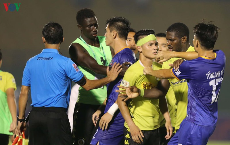 chan thuong nua doi hinh, benh vien thu nho ha noi fc cau gio lam gi?  hinh 2