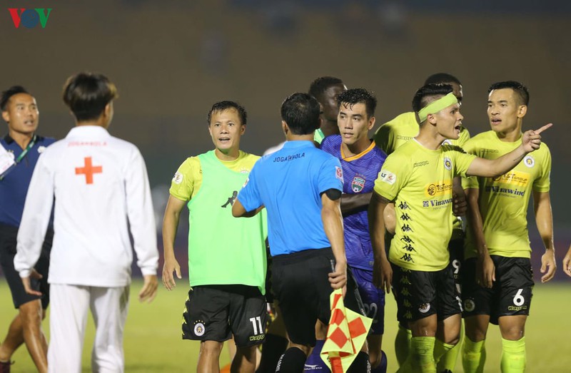 chan thuong nua doi hinh, benh vien thu nho ha noi fc cau gio lam gi?  hinh 3