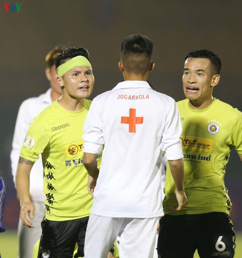 chan thuong nua doi hinh, benh vien thu nho ha noi fc cau gio lam gi?  hinh 5