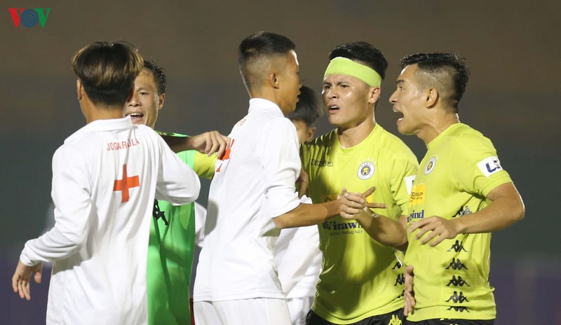 chan thuong nua doi hinh, benh vien thu nho ha noi fc cau gio lam gi?  hinh 4