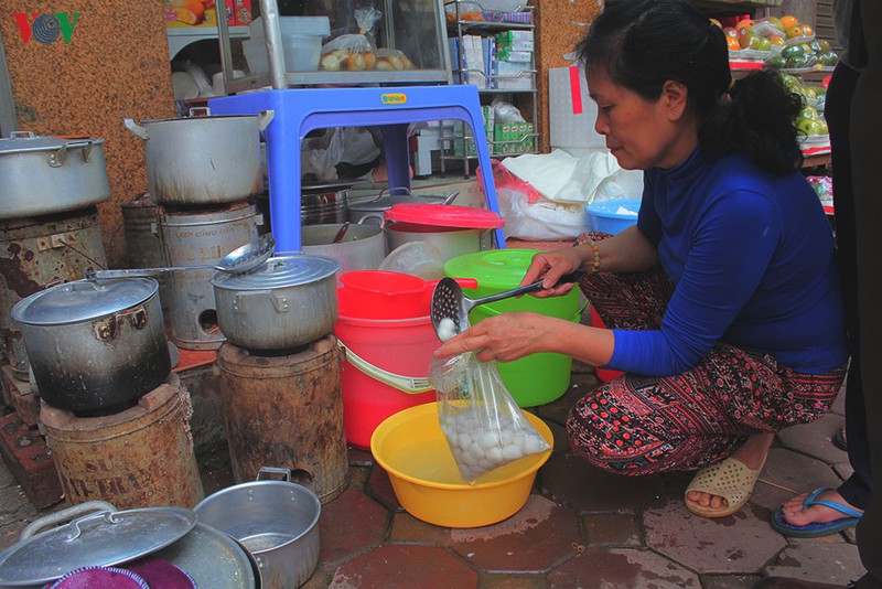 anh: nguoi ha noi xep hang dai mua banh troi, banh chay tet han thuc hinh 10
