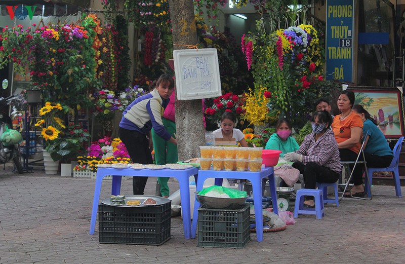 anh: nguoi ha noi xep hang dai mua banh troi, banh chay tet han thuc hinh 12