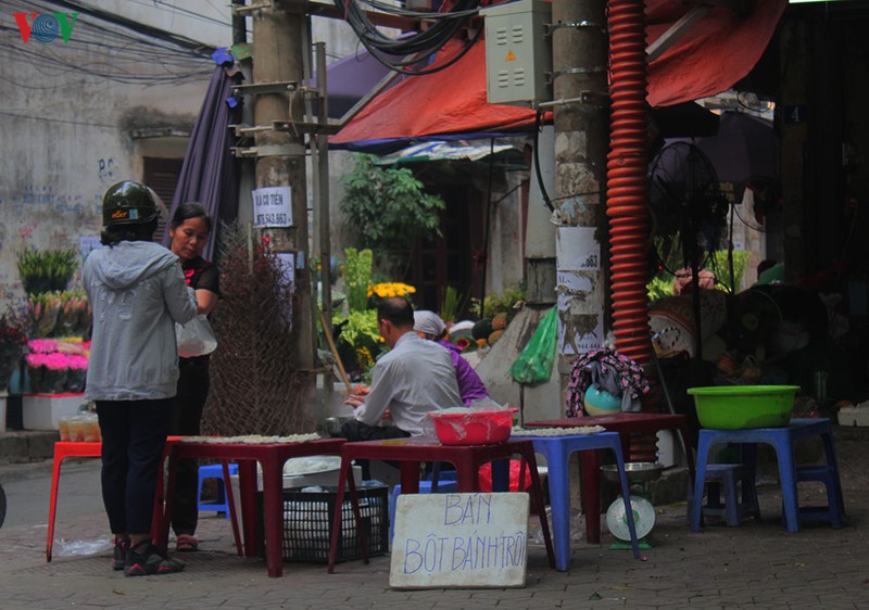 anh: nguoi ha noi xep hang dai mua banh troi, banh chay tet han thuc hinh 13