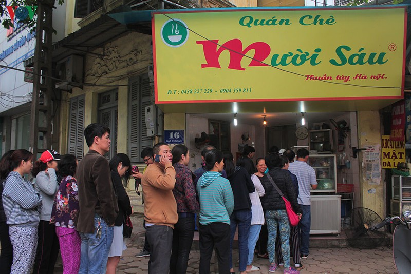 anh: nguoi ha noi xep hang dai mua banh troi, banh chay tet han thuc hinh 1