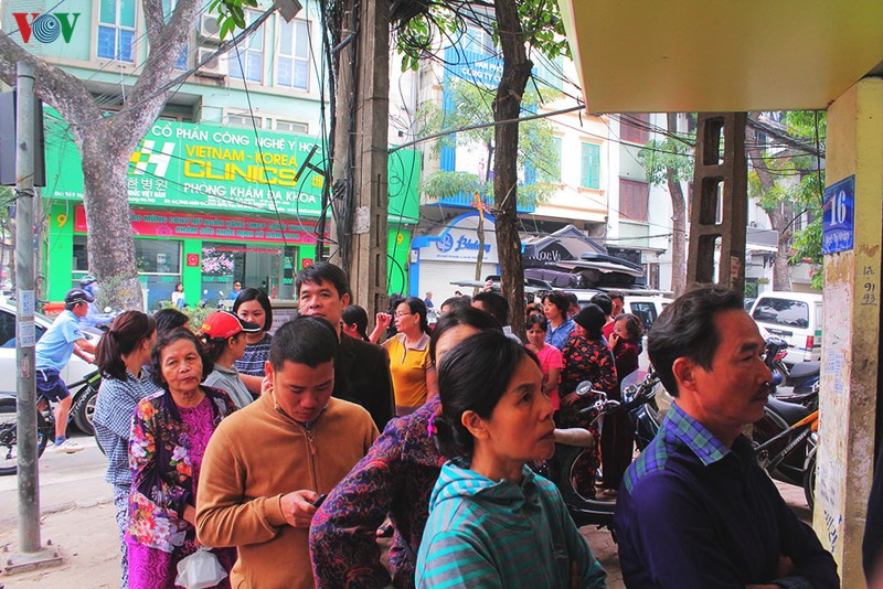 anh: nguoi ha noi xep hang dai mua banh troi, banh chay tet han thuc hinh 2