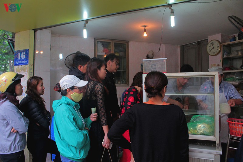 anh: nguoi ha noi xep hang dai mua banh troi, banh chay tet han thuc hinh 3