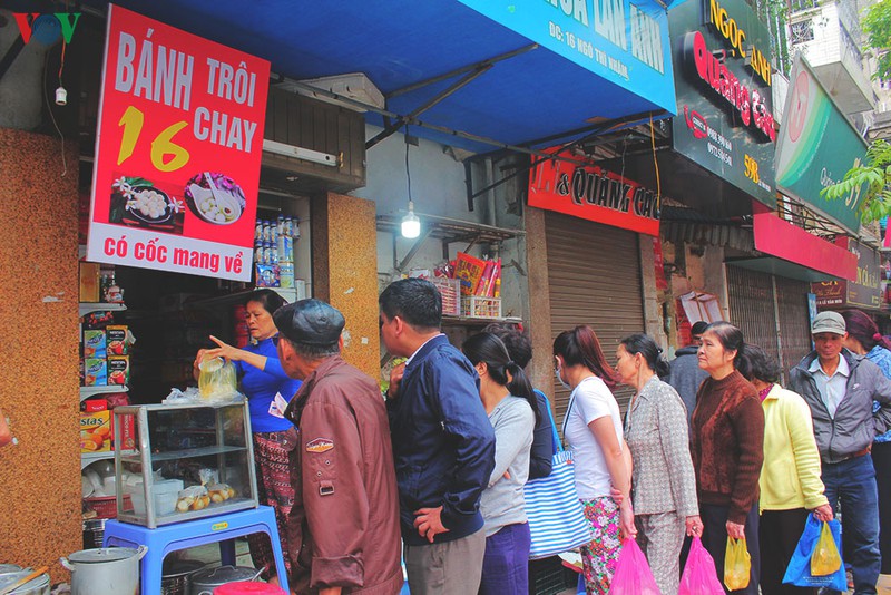 anh: nguoi ha noi xep hang dai mua banh troi, banh chay tet han thuc hinh 4