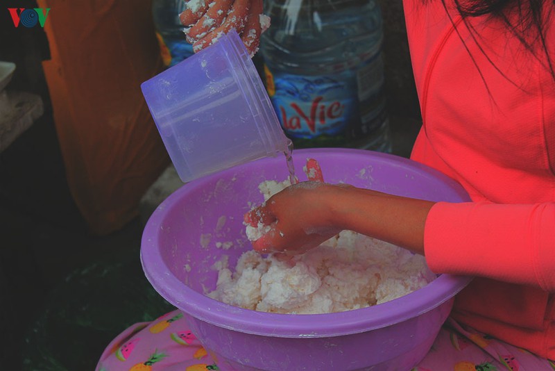 anh: nguoi ha noi xep hang dai mua banh troi, banh chay tet han thuc hinh 6