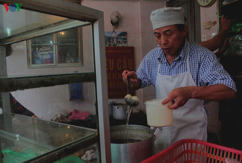anh: nguoi ha noi xep hang dai mua banh troi, banh chay tet han thuc hinh 7