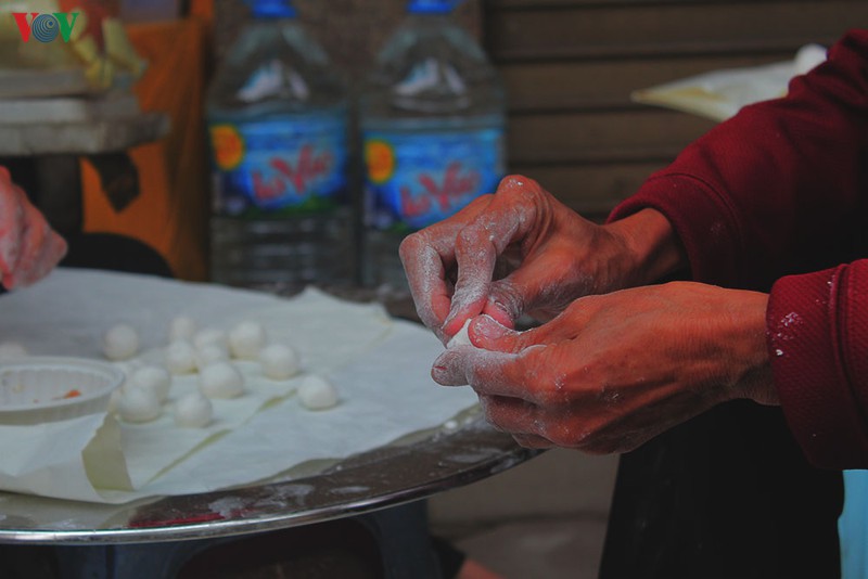 anh: nguoi ha noi xep hang dai mua banh troi, banh chay tet han thuc hinh 8
