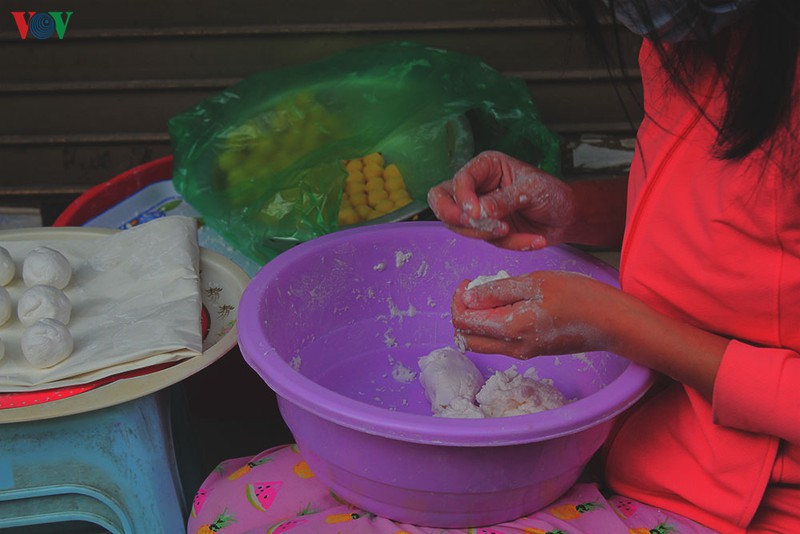 anh: nguoi ha noi xep hang dai mua banh troi, banh chay tet han thuc hinh 9
