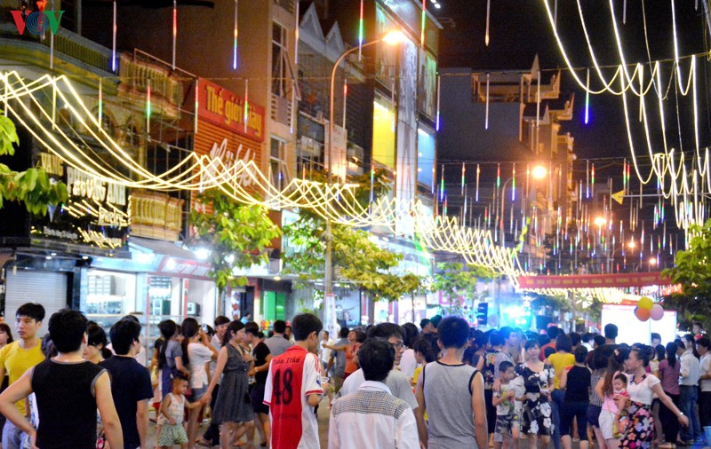 diem den doc dao o thanh pho vung bien mong cai, quang ninh hinh 6