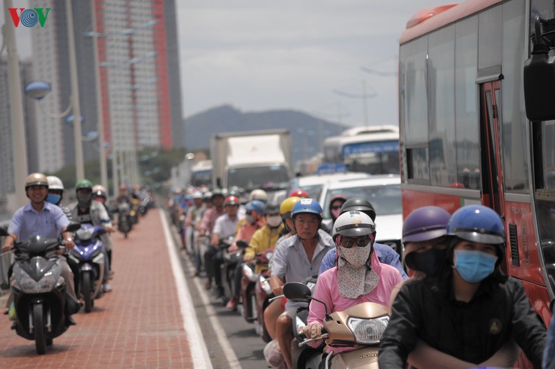 sua cau xom bong tren quoc lo 1c, giao thong bi un tac hinh 2