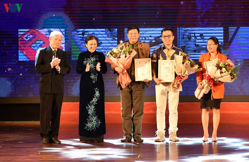 trao giai cuoc thi tim hieu ve chuyen tham lich su cua chu tich ho chi minh den indonesia va cua tong thong surkano den viet nam hinh 10