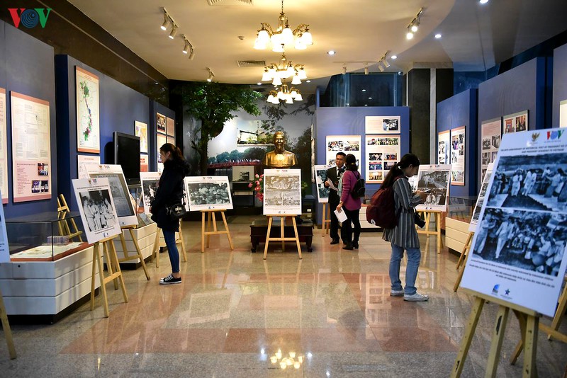 trao giai cuoc thi tim hieu ve chuyen tham lich su cua chu tich ho chi minh den indonesia va cua tong thong surkano den viet nam hinh 4