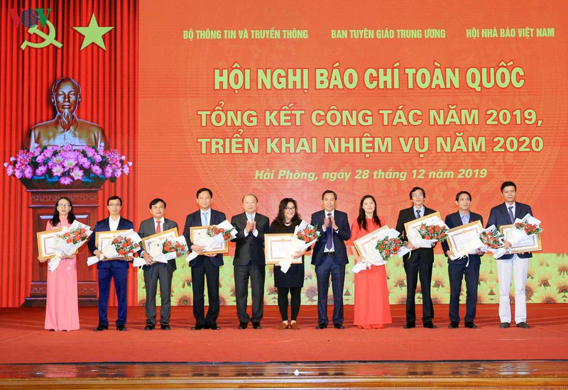 tinh tao truoc viec loi dung bao chi de canh tranh phe nhom hinh 5
