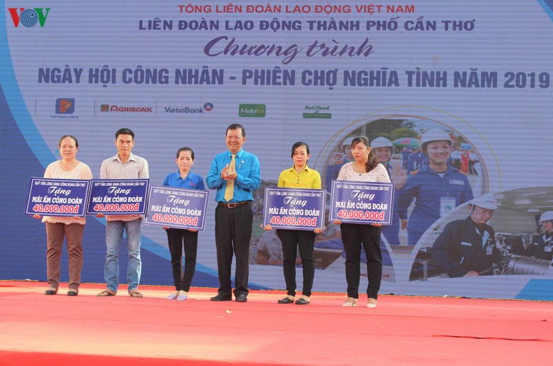 can tho tang 300 ve xe cho cong nhan lao dong ve que don tet hinh 1