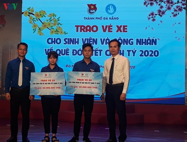 da nang trao 500 ve xe ho tro sinh vien, cong nhan ve que don tet hinh 1