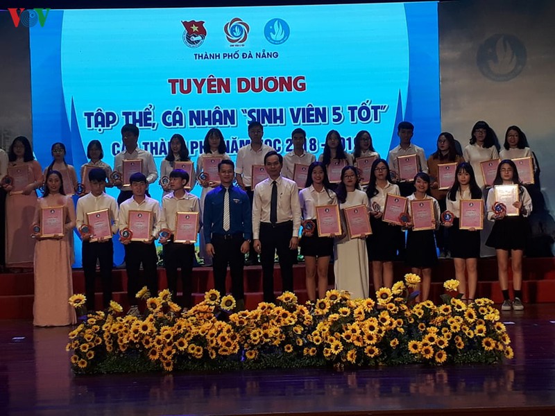 da nang trao 500 ve xe ho tro sinh vien, cong nhan ve que don tet hinh 2