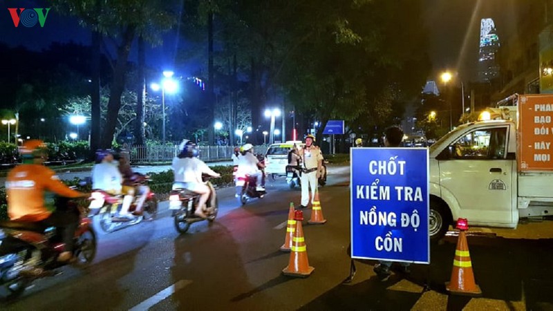 bi phat 4,5 trieu do uong ruou bia, nguoi vi pham doi bo phuong tien hinh 1