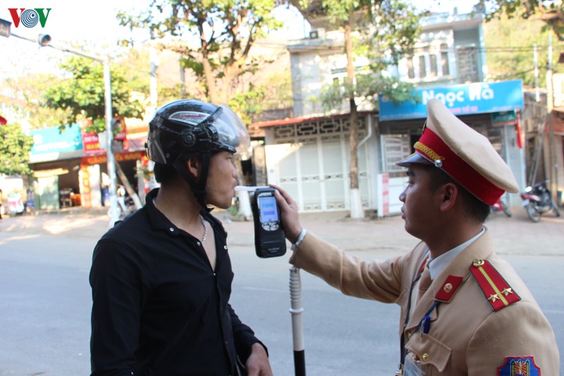 thoi quen uong ruou cua nguoi vung cao "cui chao" nghi dinh 100 hinh 2