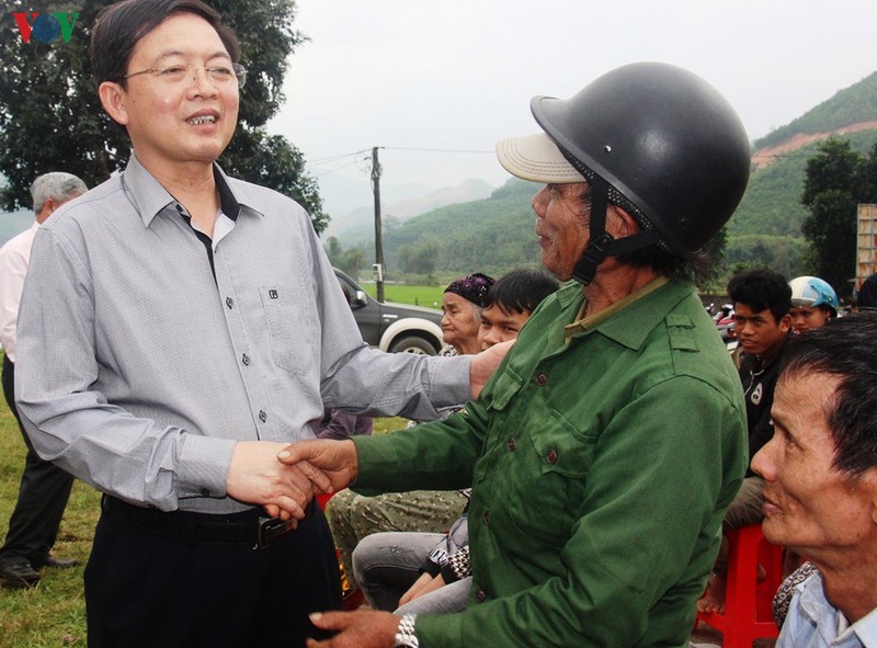tham, tang qua gan 500 ho dan di doi nhuong dat xay dung ho chua dong mit hinh 1
