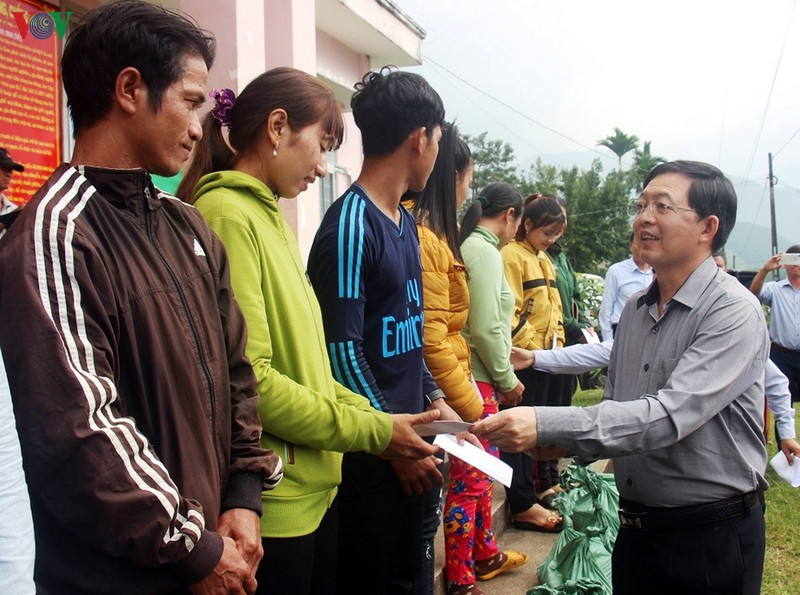 tham, tang qua gan 500 ho dan di doi nhuong dat xay dung ho chua dong mit hinh 2